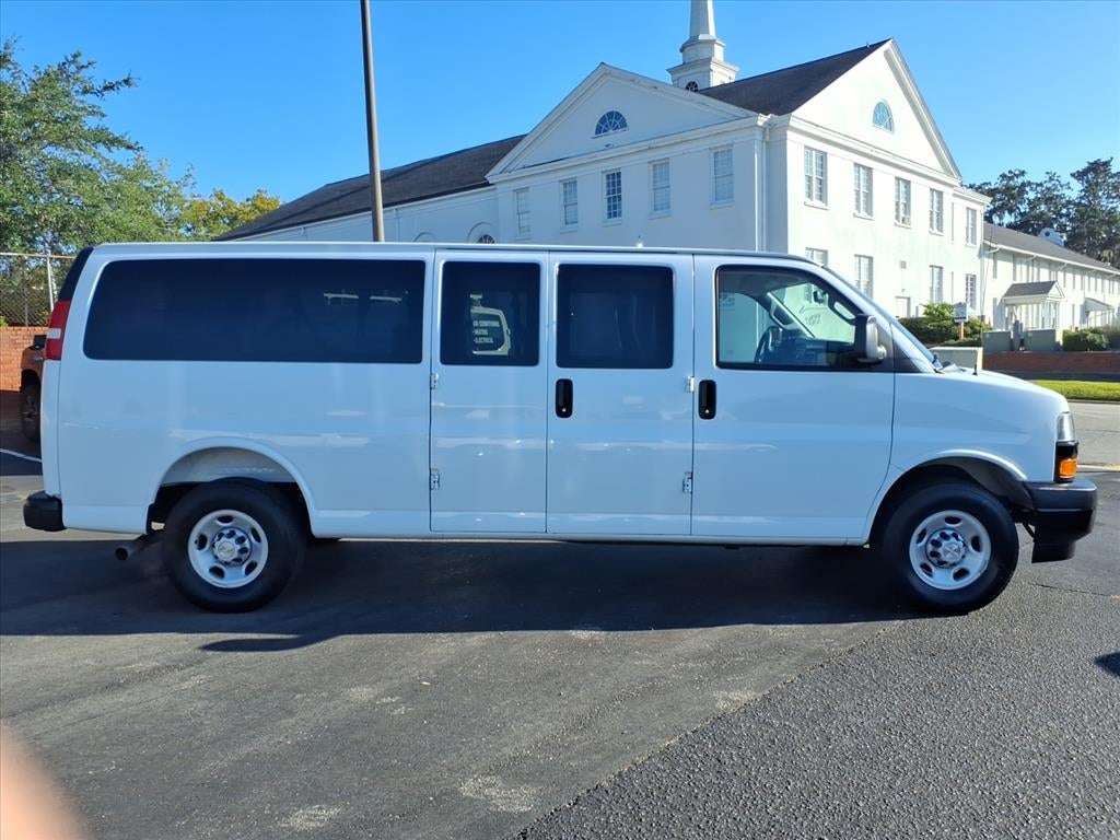 2025 Chevrolet Express Passenger 3500 1LS