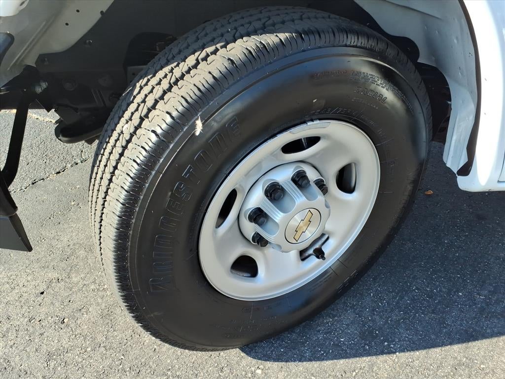 2025 Chevrolet Express Passenger 3500 1LS