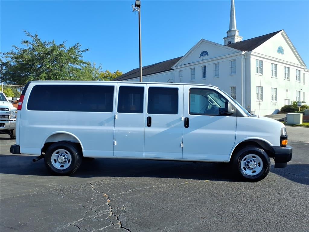 2025 Chevrolet Express Passenger 3500 1LS