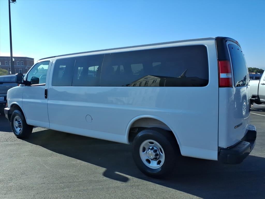 2025 Chevrolet Express Passenger 3500 1LS