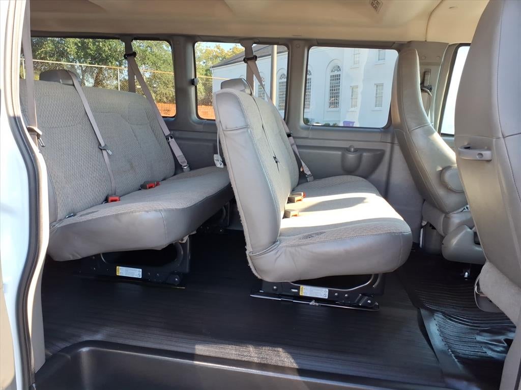 2025 Chevrolet Express Passenger 3500 1LS