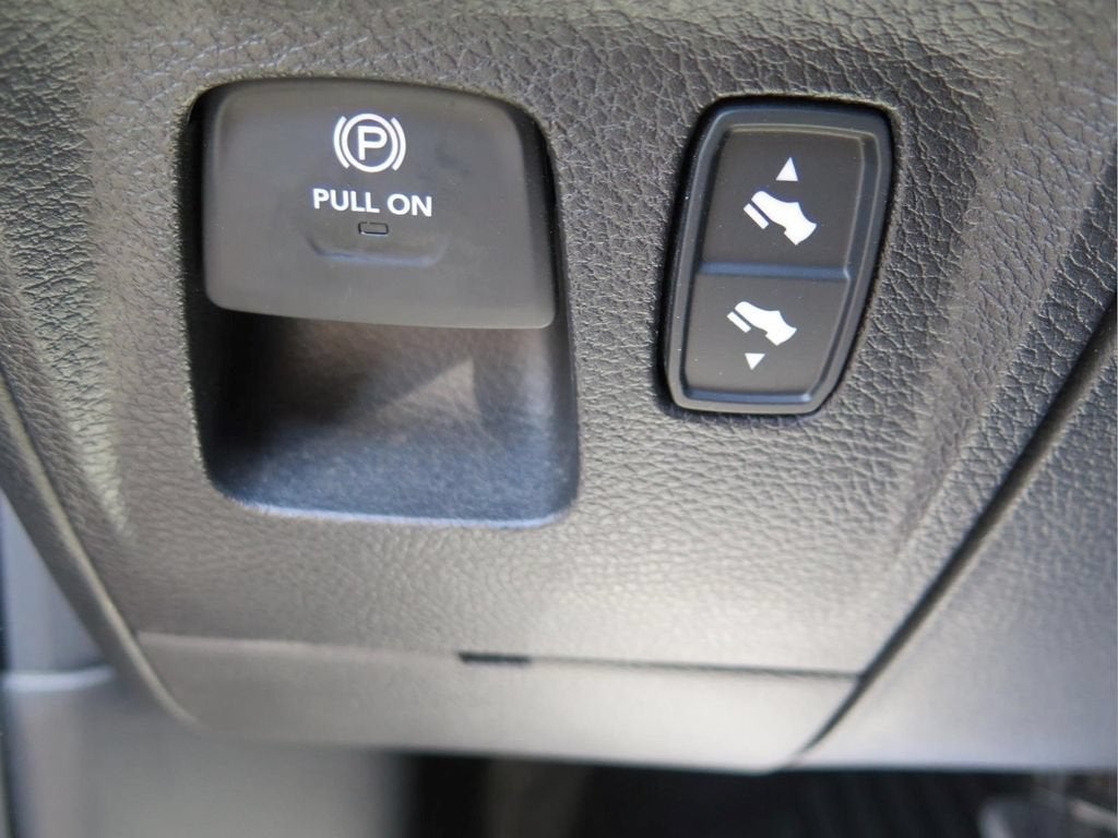 2020 RAM 1500 Big Horn Crew Cab 4x4 5'7" Box