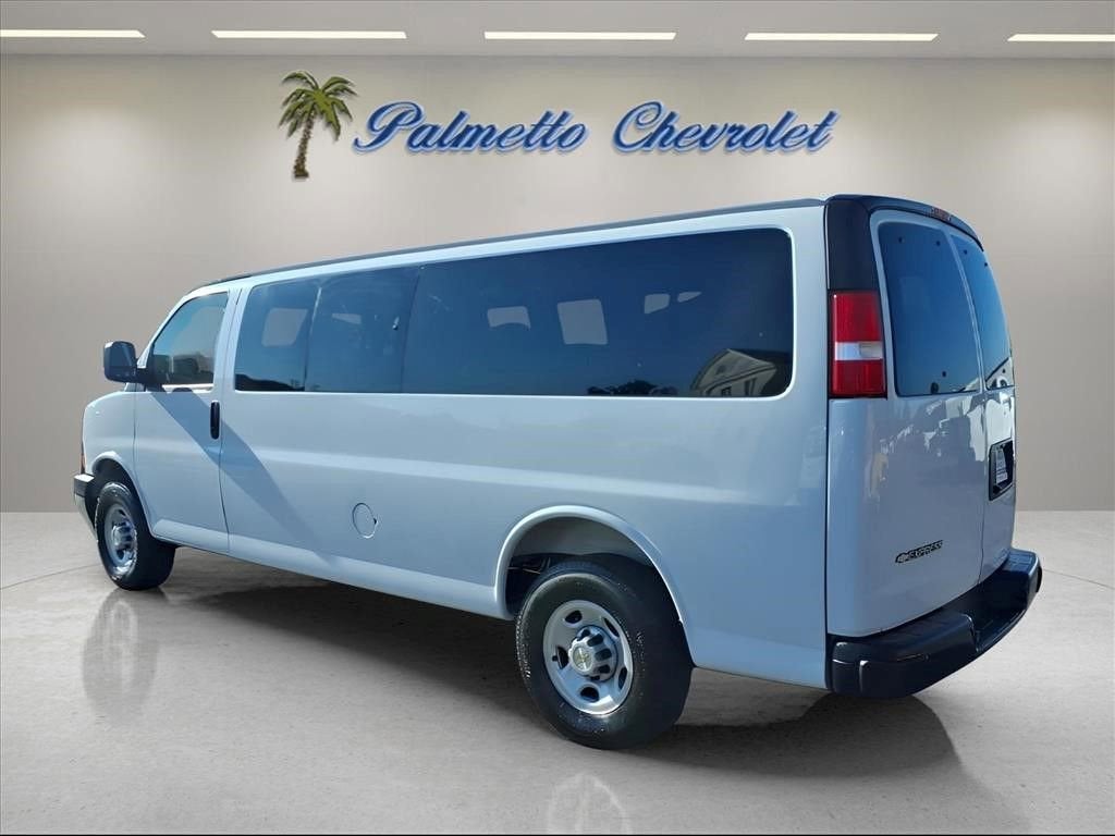 2025 Chevrolet Express Passenger 1LS