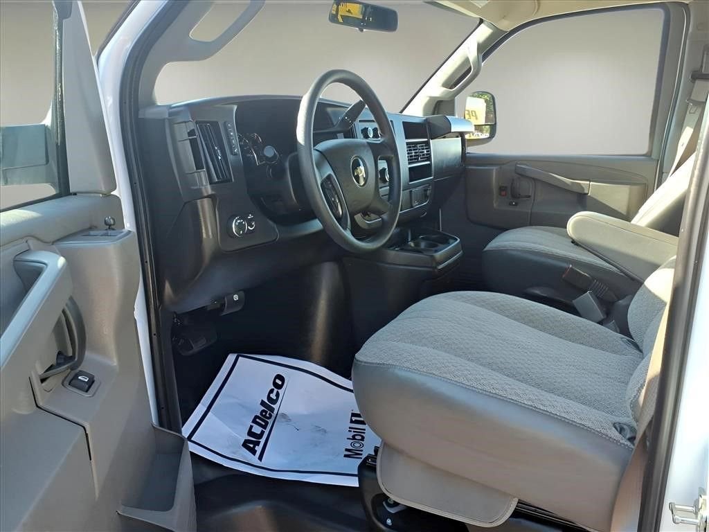 2025 Chevrolet Express Passenger 1LS