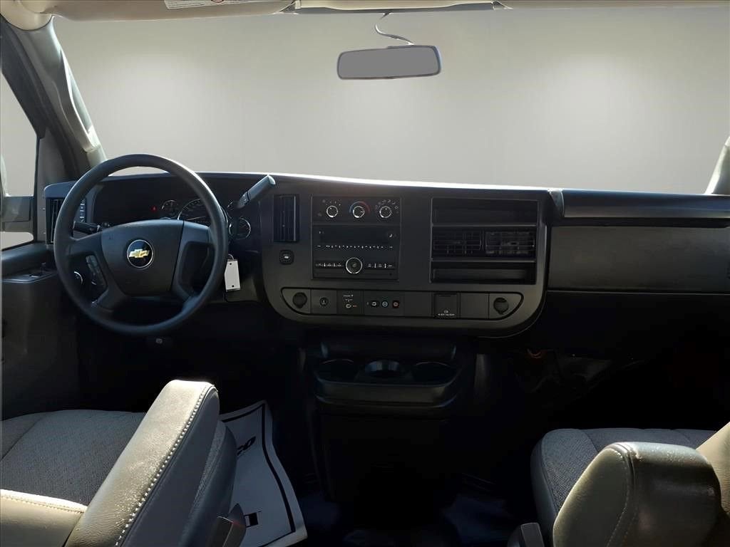 2025 Chevrolet Express Passenger 1LS