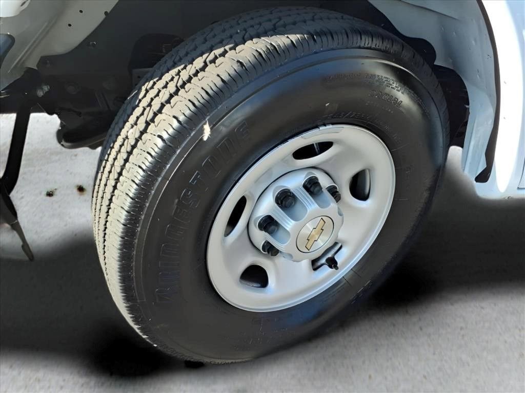 2025 Chevrolet Express Passenger 1LS