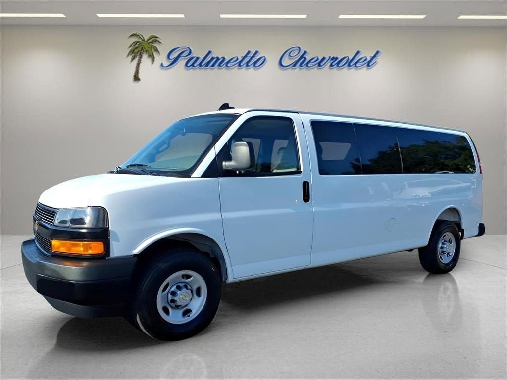 2025 Chevrolet Express Passenger 1LS