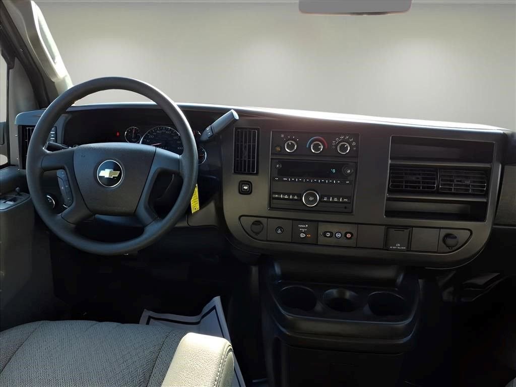 2025 Chevrolet Express Passenger 1LS