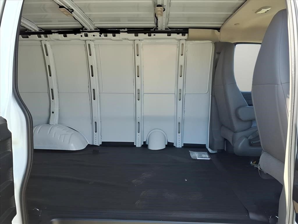 2025 Chevrolet Express Cargo WT