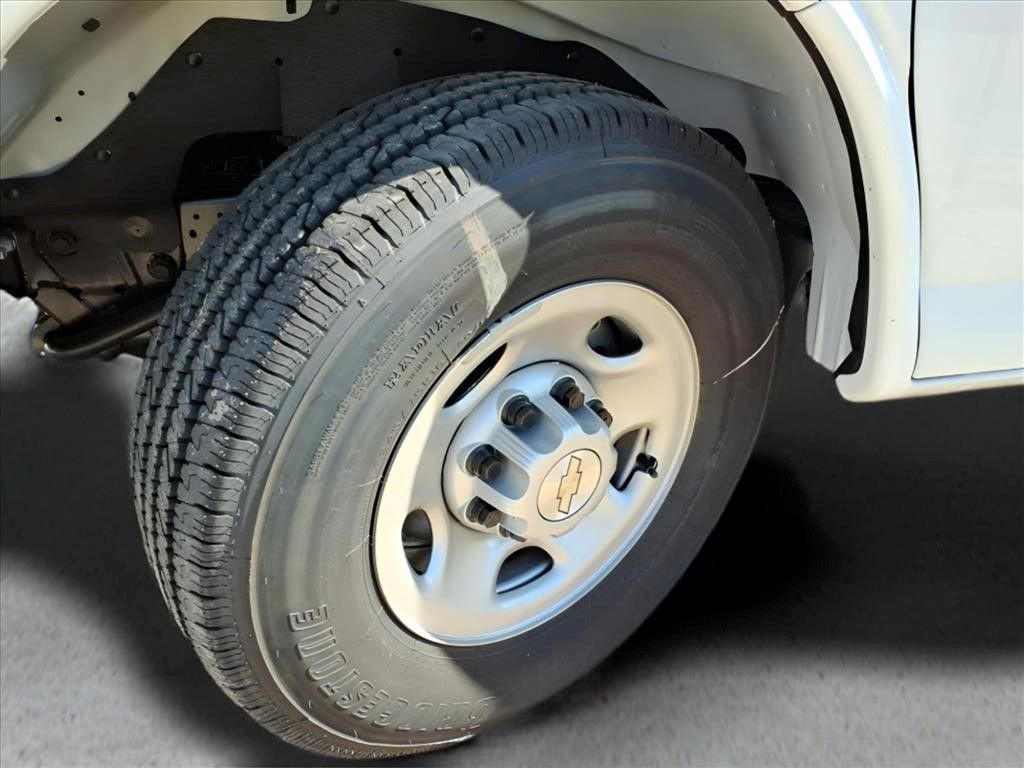 2025 Chevrolet Express Cargo WT